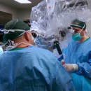 Dott. Jacopo Lenzi (sinistra) e dott. Antonio Nardone (destra) al microscopio operatorio