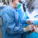 Dott. Jacopo Lenzi al microscopio operatorio